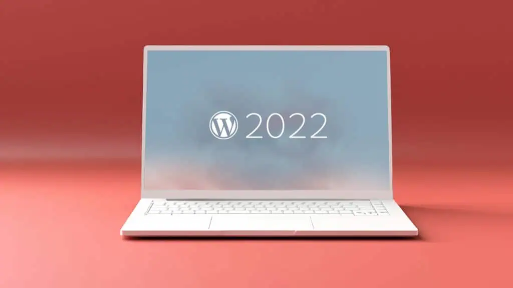 Laptop con schermo che mostra il logo WordPress 2022.