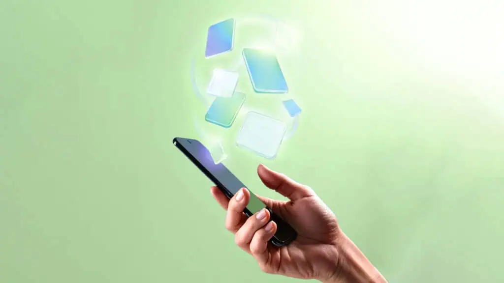 Immagine di una mano che utilizza uno smartphone con icone digitali fluttuanti.