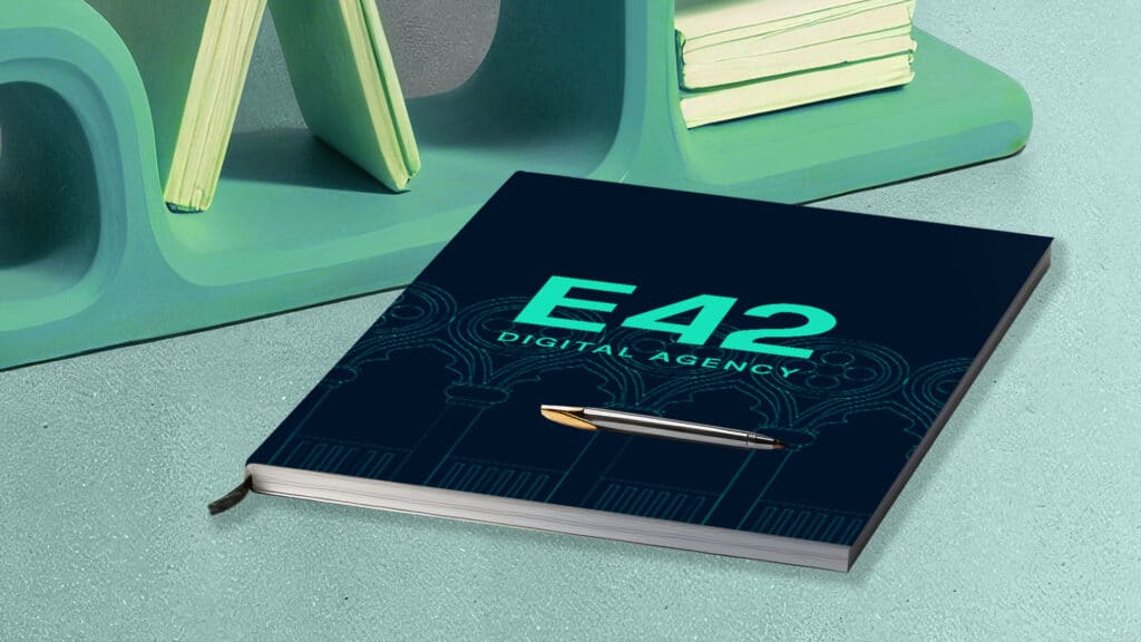 Brochure aziendale di Elan42, agenzia digitale specializzata in comunicazione e branding.