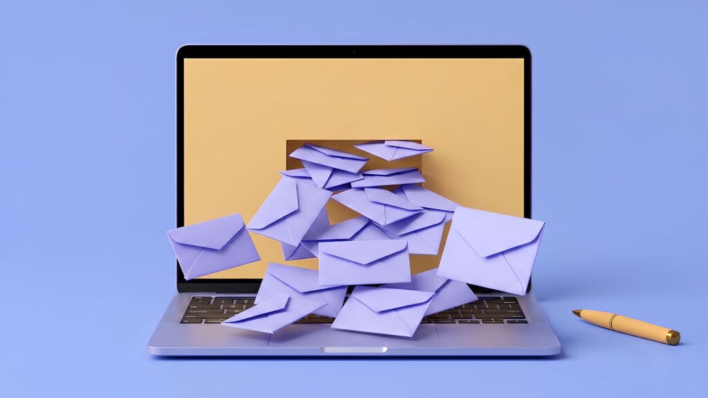 Laptop con molte buste di email in arrivo, simbolo di comunicazioni digitali e gestione email.