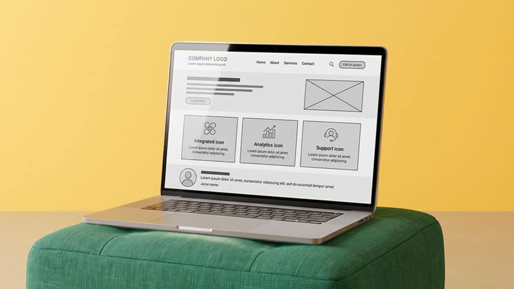 Laptop con schermata di interfaccia web per analisi dati e supporto.