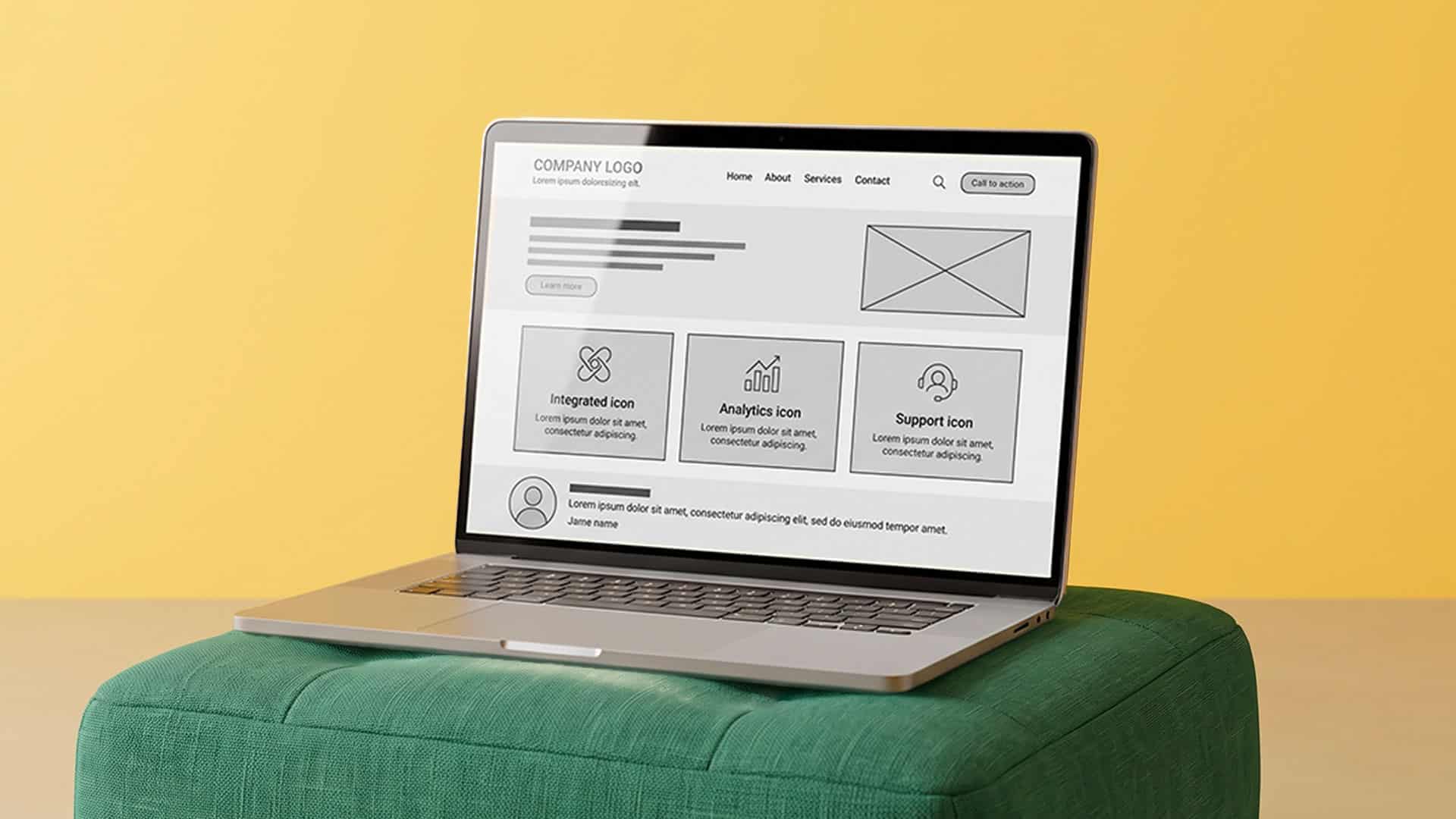 Laptop con schermata di interfaccia web per analisi dati e supporto.