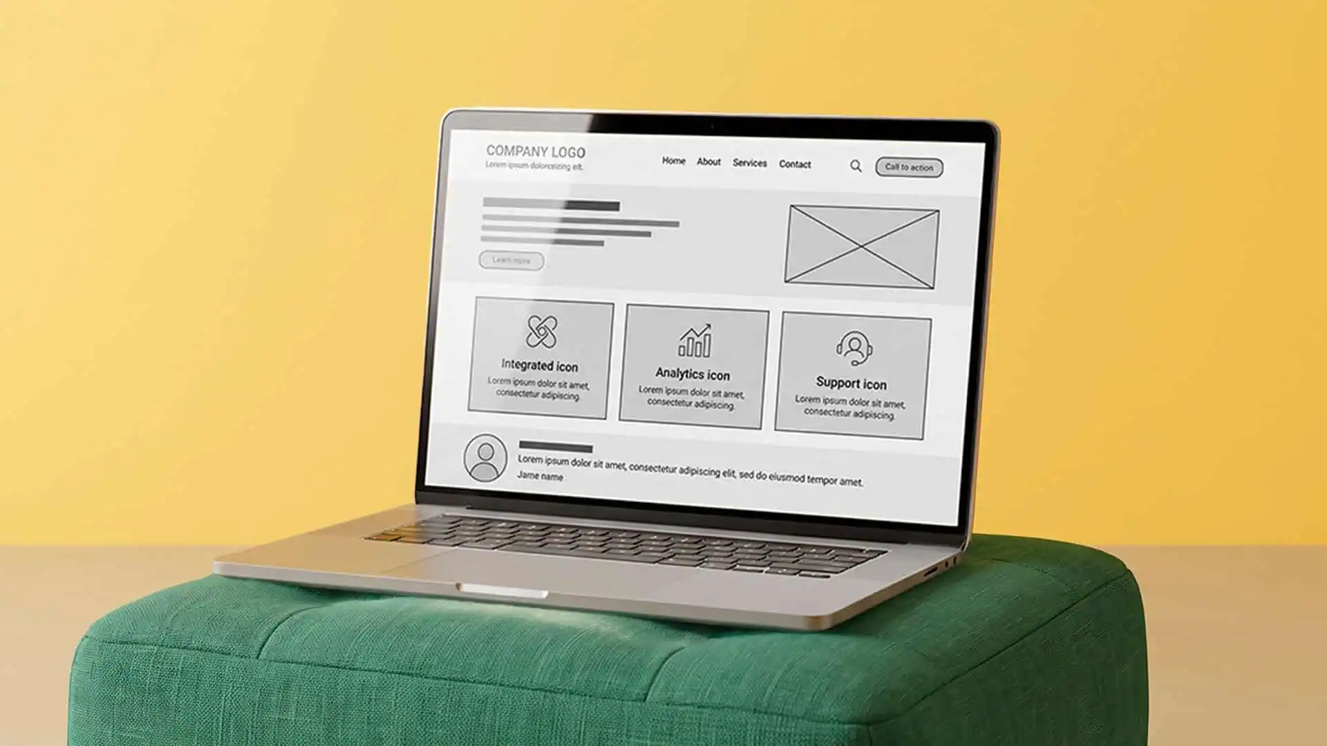 Laptop con schermata di interfaccia web per analisi dati e supporto.