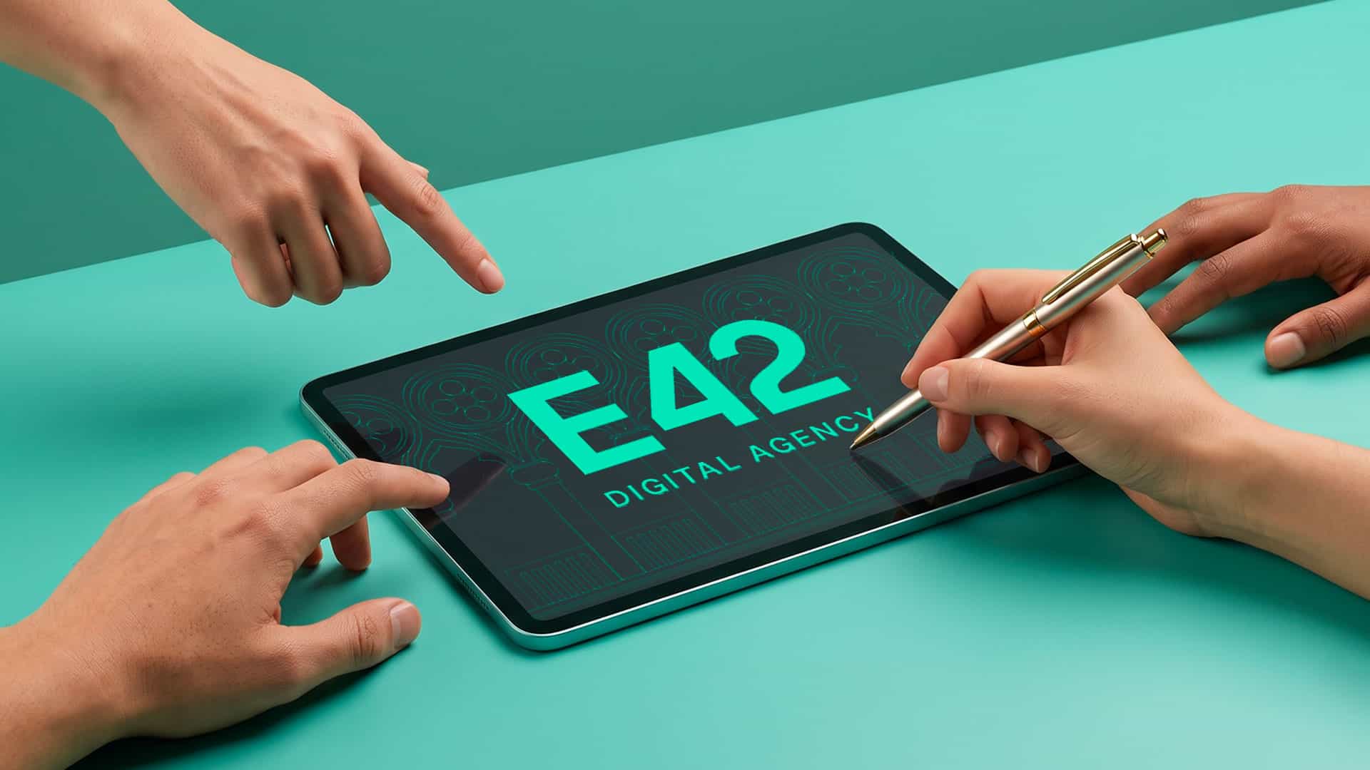 Due mani interagiscono con un tablet che mostra il logo ELAN42.
