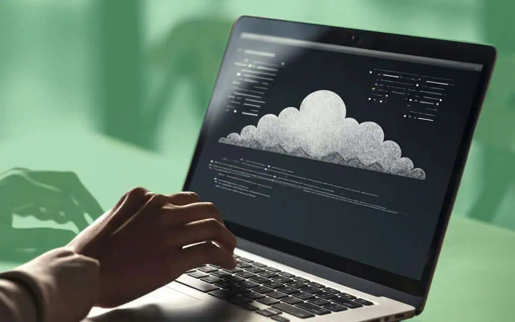 Schermata di analisi dati cloud su laptop con grafici e codice.